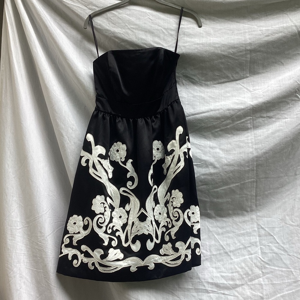 WhiteHouse BlackMarket black white strapless dress floral appliqué size 00
